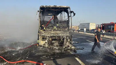 Şanlıurfa'da yanan yolcu otobüsünden geriye demir yığını kaldı