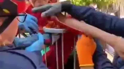 Adana'da korku dolu anlar ! Oyun oynarken koluna korkuluk demiri saplandı