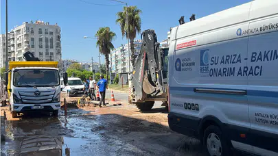 Antalya'da su borusu patladı : Cadde sular altında kaldı