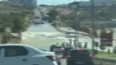 Başakşehir'de su borusu patladı : Cadde adeta göle döndü