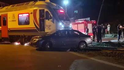 Zonguldak'ta yolcu treni ile otomobil çarpıştı : 5 yaralı