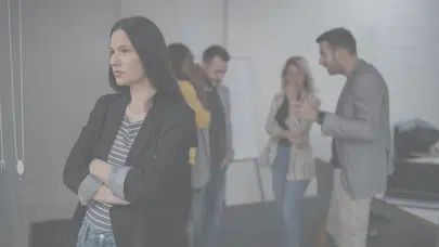 İşyerinde dedikodu yapan çalışan tazminatsız işten çıkarılabilir mi ? Yargıtay karar verdi