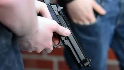 Tartışma silahlı kavgaya dönüştü : Ateş açarken kendi bacağını vurdu