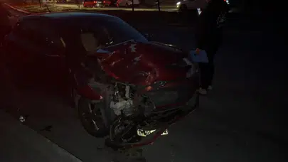 Kocaeli'de virajı alamayan otobüs, iki otomobile çarptı : 3 yaralı