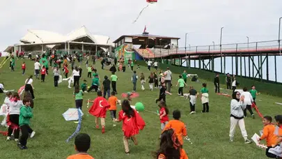 Samsun'da öğrenciler uçurtmalarını Gazzeli çocuklara destek amacıyla uçurdu