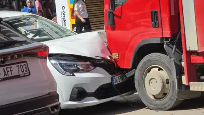 Adıyaman'da otomobil park halindeki kamyonete çarptı !