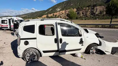 Tokat'ta hafif ticari araç refüje çıkıp takla attı : 2'si ağır 4 yaralı