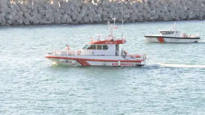 Rize açıklarında denize inen uçak limana çekildi