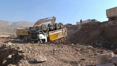 Malatya Doğanşehir'de hafriyat kamyonu devrildi : Sürücü yaralandı