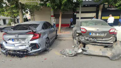 Batman'da park halindeki araçlara çarpan sürücü otomobilini bırakıp kaçtı