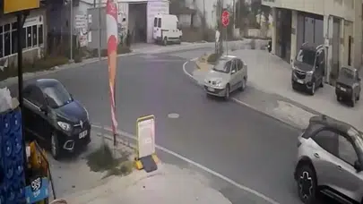 Tekirdağ'da geri manevra yaparken çarptığı tabeladan öfkesini çıkardı