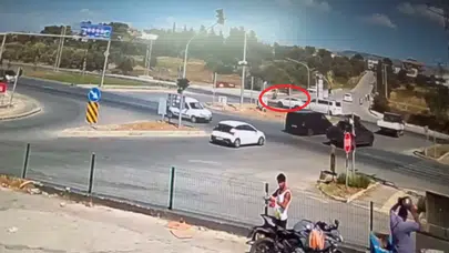 Manavgat'ta kırmızı ışık kazası ! Motosiklet otomobile çarptı : 2 yaralı