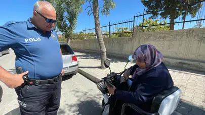Karaman'da yürek ısıtan anlar : Çantasını bulan polislere para verip çay ikram etmek istedi