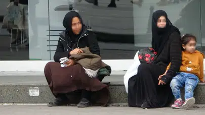 Zabıtaya yakalanan dilenciden protesto : 'Çekiyorsunuz madem alkışlayayım'