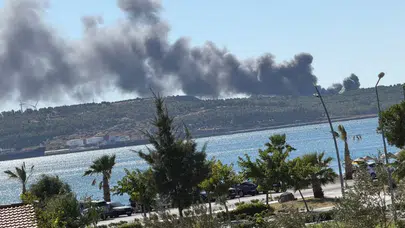 İzmir Aliağa'da gemi söküm tesislerindeki hurdalık deposunda yangın çıktı