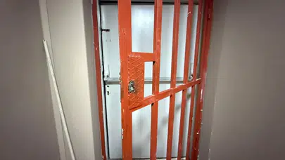 Mühürlü eğlence mekanı, eski diş kliniğinden duvar kırarak yol açtı