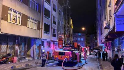 Esenler'de 4 katlı binanın çatısında yangın çıktı
