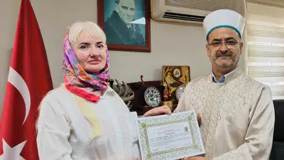 Mersin'de Rusya vatandaşı kadın Müslüman oldu : Yeni adı Güneş oldu