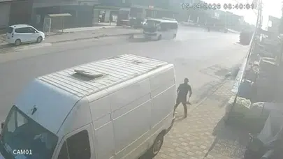 Adana'da feci kaza : Minibüsün çarptığı 11 yaşındaki çocuk ağır yaralandı