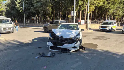 Adıyaman'da 2 otomobil çarpıştı : Yaralı ayakta tedavi edildi
