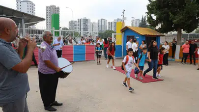 Adana'da ilk gün heyecanı : Öğrenciler kırmızı halı ve davul zurnayla karşılandı