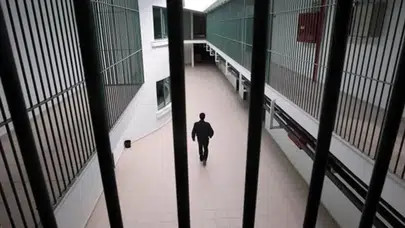 Manisa ve Mersin'de uyuşturucu operasyonları : 5 gözaltı
