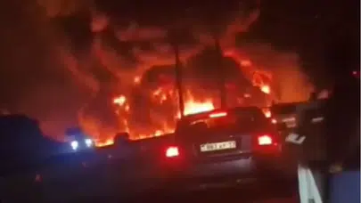 Kazakistan'da 22 ton sentetik yağ taşıyan tır alev alev yandı