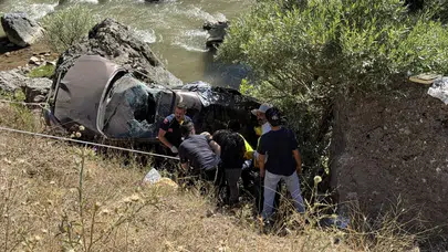 Bingöl'de otomobil dereye devrildi : 1 ölü, 4 yaralı