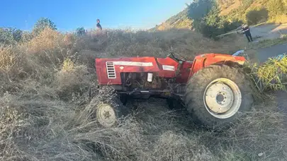 Manisa'da devrilen traktörün altında kalan sürücü hayatını kaybetti