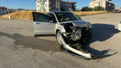 Uşak'ta otomobiller çarpıştı : 3 yaralı