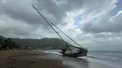 Marmaris'te ağaçlar devrildi, tekne karaya oturdu