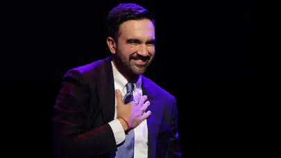 Zohran Mamdani Kimdir, Hangi Seçimi Kazandı ve Yemin Töreninde Neler Yaşandı?