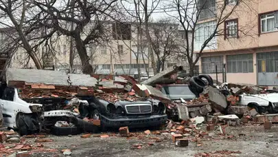 Bursa'da Kuvvetli Rüzgarın Etkisiyle Otopark Duvarı Devrildi Mi?