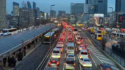 İstanbul'da Çarşamba Günü Trafik Yoğunluğu Neden Bu Kadar Yükseldi?