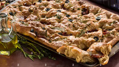 Tuzlu Krizlerine Akdeniz Esintisi: Peynir ve Kuru Domatesli Focaccia Tarifi Nasıldır?