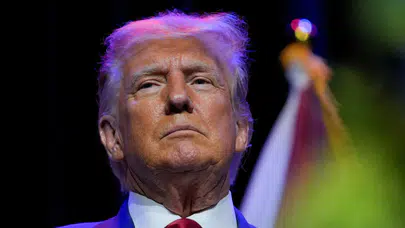 Donald Trump'ın Elindeki Morlukların Nedeni Ne? Sağlık Durumunu Açıkladı