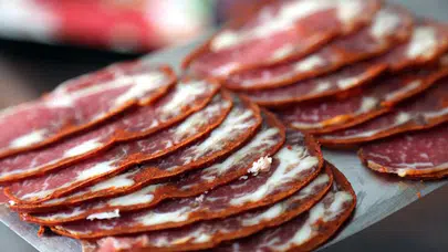 Kayseri'de pastırma fiyatı altınla yarışıyor: Kilosu 2 bin TL'den başlıyor