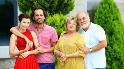 Kızılcık Şerbeti dizisinde Salkım karakterini canlandıran Özge Borak kimdir?