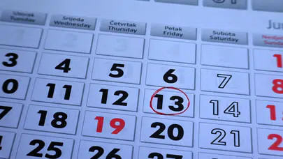 13. Cuma'nın Korkutucu Algısı Neden Bu Kadar Güçlüdür?