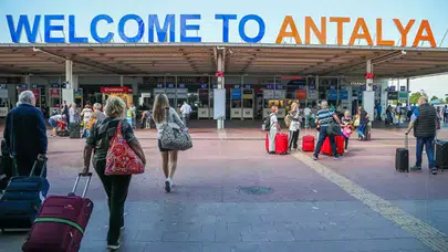 Antalya, 2025 Yılında Yeni Bir Turist Rekoru Kırarak Dikkatleri Üzerine Çekti Mi?