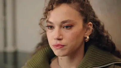 Melisa Şenolsun Kimdir? İzmirli Oyuncunun Hayatı ve Kariyeri Hakkında Bilgiler