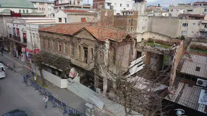 Balıkesir Edremit’te tarihi sembol bina kısmen çöktü