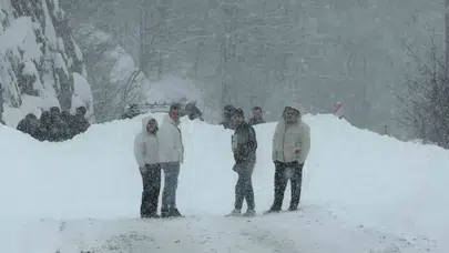 Trabzon-Bayburt yolunda çığ düştü: Yol tamamen kapandı