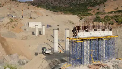 Hakkari'de Heyelan Sonrası Kalıcı Köprü Çalışmaları Sürüyor