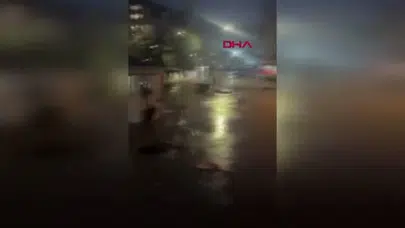 İstanbul'da Şiddetli Sağanak Hayatı Felç Etti: Vatandaşlar Mahsur Kaldı