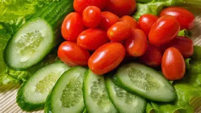 Domates ve Salatalık Birlikte Tüketilmeli Mi? Sağlığımıza Etkileri Neler?
