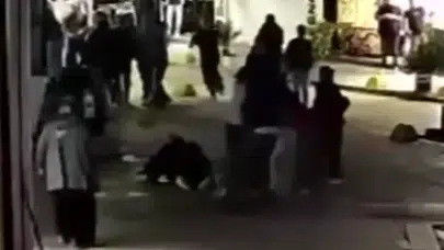 Gölcük'te sokak ortasında anne ve kızına darp: Olay anı kamerada