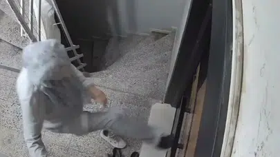 Manisa'da komşusunun kapısına zarar veren kadın hakkında yeni soruşturma