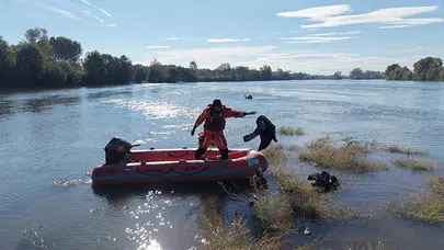 Edirne'de Meriç Nehri'nde Bot Alabora Oldu: 1 Çocuk Hayatını Kaybetti