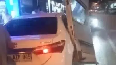 Mersin'deki kazada minibüsün kapısı otomobilde asılı kaldı